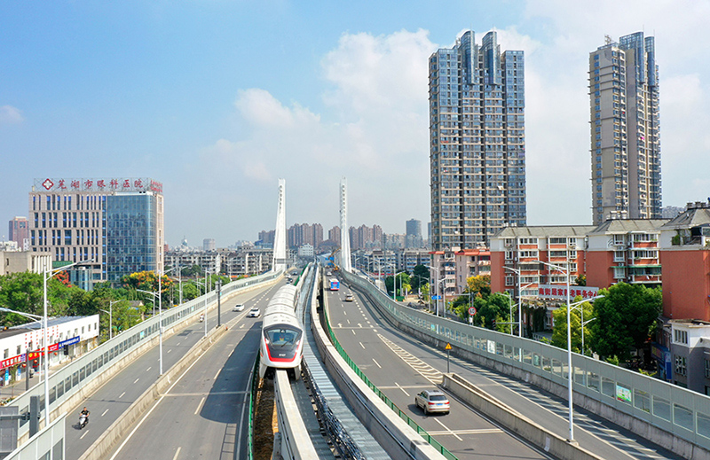 La ciudad de Wuhu, en la provincia de Anhui, en el este de China, inauguró oficialmente su primera línea de monorraíl el 3 de noviembre de 2021. [Foto / people.com.cn]