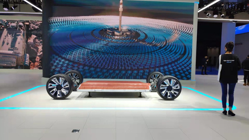 General Motors exhibe su chasis "ultium" para vehículos eléctricos durante la IV Exposición Internacional de Importaciones de China que se celebra en Shanghai, 8 de noviembre del 2021. [Foto: Sun Chi/ China Daily]