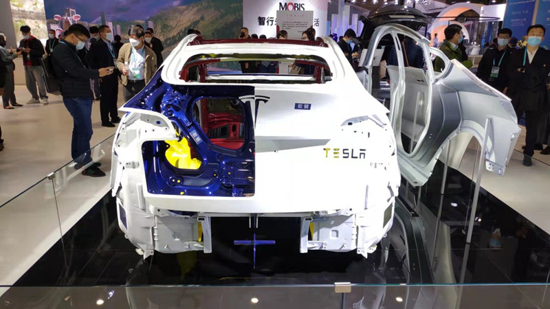 Tesla muestra una parte del chasis en la IV Exposición Internacional de Importaciones de China que se celebra en Shanghai, 8 de noviembre del 2021. [Foto: Sun Chi/ China Daily]