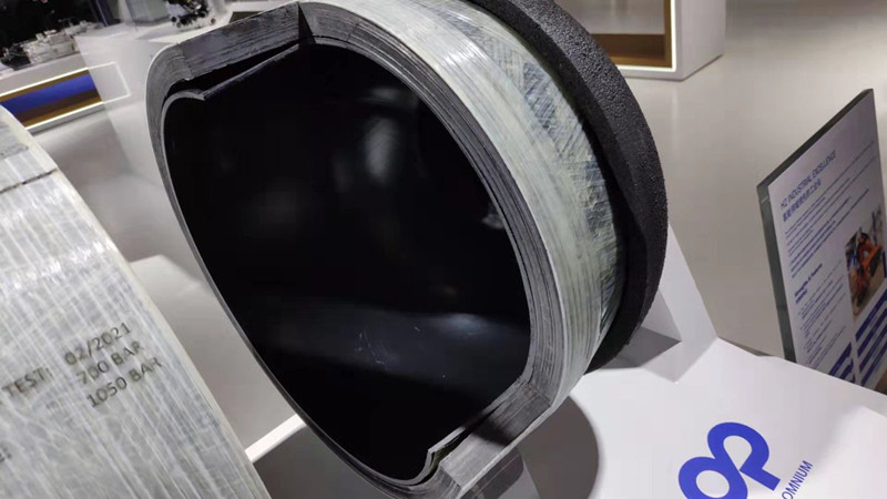 Recipiente de alta presión para hidrógeno, modelo de Plastic Omnium, se exhibe en la IV Exposición Internacional de Importaciones de China que se celebra en Shanghai, 8 de noviembre del 2021. [Foto: Sun Chi/ China Daily]