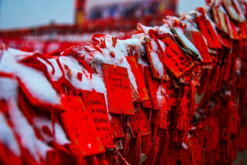 Las montañas del lugar escénico de la Montaña Yuntai en Jiaozuo, provincia de Henan, en el centro de China, muestran tonalidades rojas de las hojas otoñales y toques plateados de la nieve, dejando a los turistas con una persistente sensación de asombro. (Foto de Wu Peimeng)