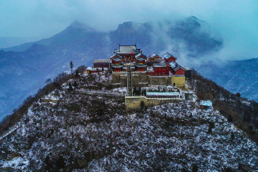 El lugar escénico de la montaña Yuntai en Jiaozuo, provincia de Henan, en el centro de China, quedó cubierto por la primera nevada de la temporada, ofreciendo una magnífica estampa similar a una pintura de paisaje. (Foto / Wu Peimeng)