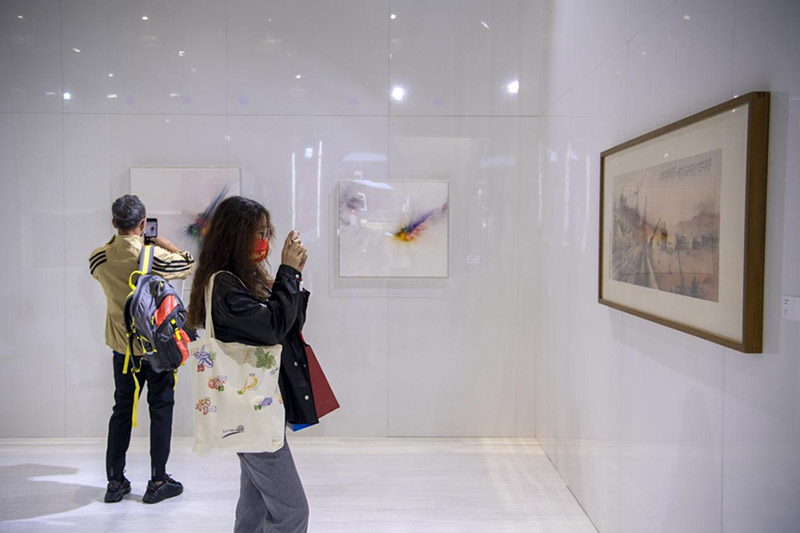 Los visitantes hacen fotos de diferentes obras de arte durante la IV Exposición Internacional de Importaciones de China (CIIE) en Shanghai, el 8 de noviembre de 2021. (Pueblo en Línea / Weng Qiyu)