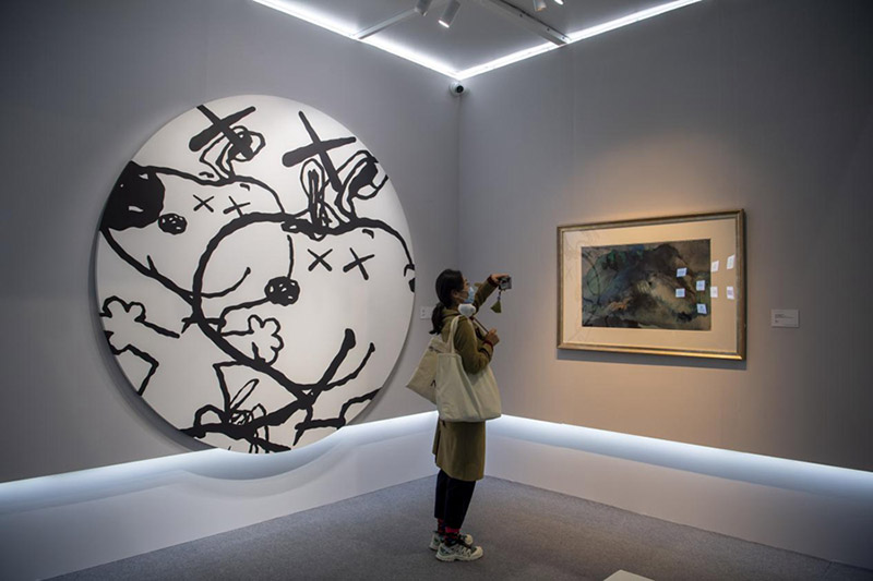 Una visitante hace fotos de una obra de arte durante la IV Exposición Internacional de Importaciones de China (CIIE) en Shanghai, el 8 de noviembre de 2021 (Pueblo en Línea / Weng Qiyu).