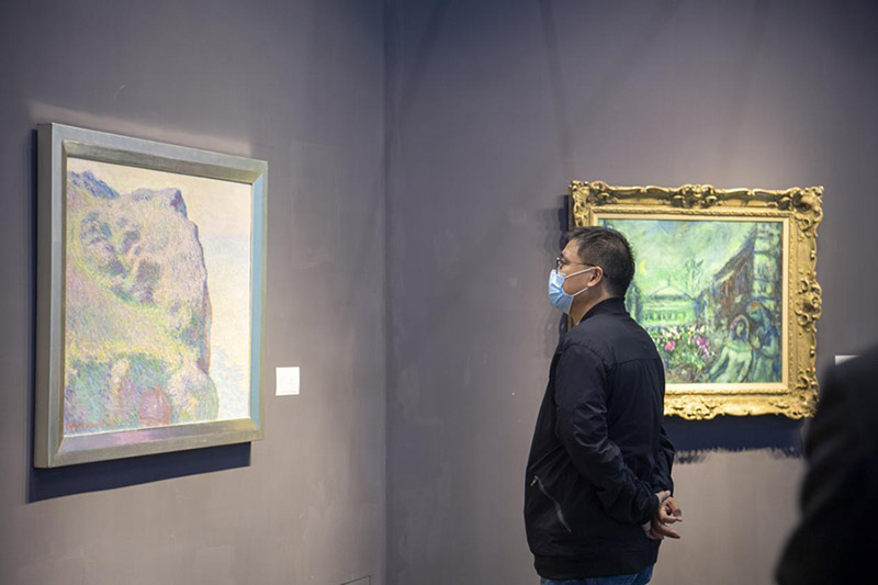 Un hombre observa una obra de arte durante la IV Exposición Internacional de Importaciones de China (CIIE) en Shanghai, el 8 de noviembre de 2021 (Pueblo en Línea / Weng Qiyu).