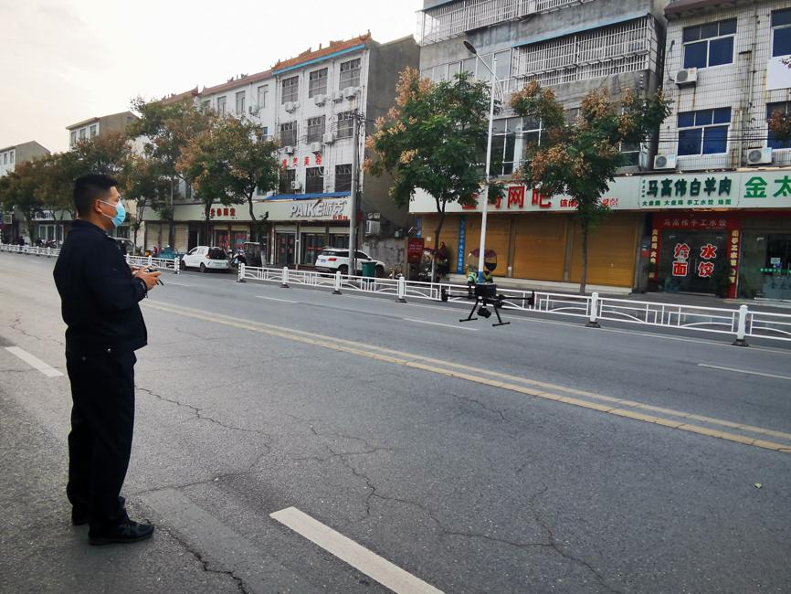 La policía local del condado Fugou en Zhoukou, provincia de Henan, utilizó un dron para entregar medicamentos a una residente el sábado, cuya comunidad está cerrada debido a la cuarentena. [Foto proporcionada a chinadaily.com.cn]