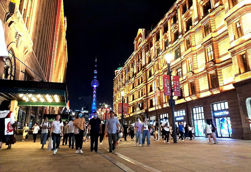 Imagen de la calle peatonal Nanjing llena de turistas en la noche del 10 de septiembre de 2021, Shanghai. Imagen de Yan Daming / Pueblo en Línea