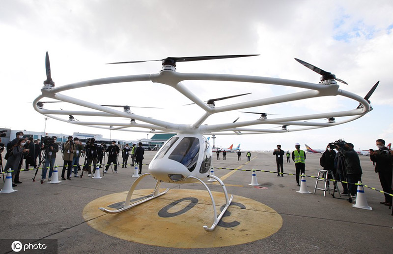 Los reporteros cubren el evento del taxi aéreo no tripulado "Volocopter 2X" durante un evento de demostración de movilidad aérea urbana en el Aeropuerto Gimpo de Seúl, Corea del Sur, el 11 de noviembre de 2021. (Foto / IC)