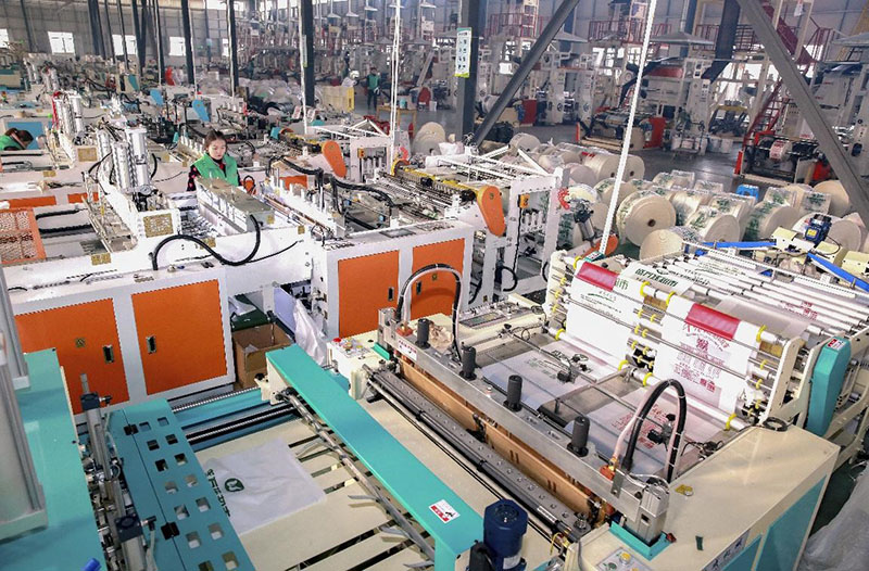 El 7 de enero de 2021, los trabajadores fabricaron bolsas de mano totalmente biodegradables en el parque industrial de la Zona de Desarrollo Económico y Tecnológico de la ciudad de Tongcheng, provincia de Anhui, en el este de China. (Jiang Sheng / Pueblo en Línea)