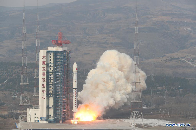 TAIYUAN, 20 noviembre, 2021 (Xinhua) -- Un cohete Gran Marcha-4B transportando al satélite Gaofen-11 03 despega del Centro de Lanzamiento de Satélites de Taiyuan, el 20 de noviembre de 2021. El satélite fue lanzado a las 9:51 a.m. (hora de Beijing) y entró con éxito a la órbita programada. (Xinhua/Zheng Bin)