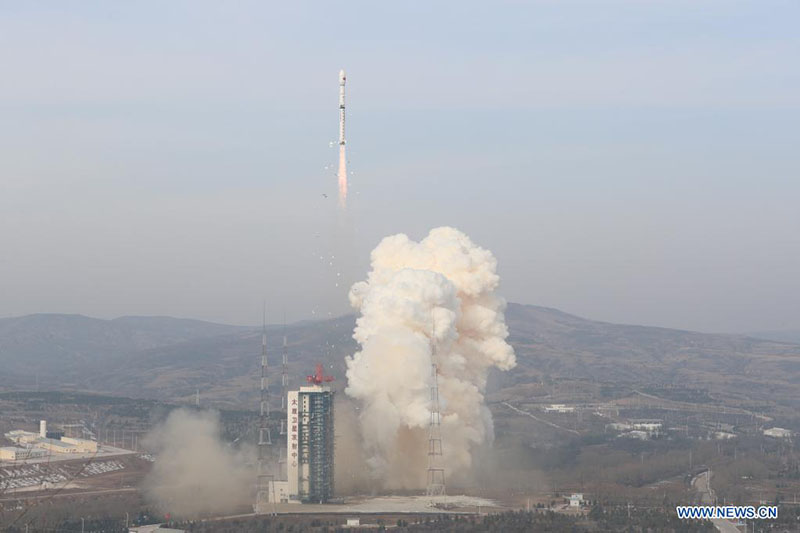 TAIYUAN, 20 noviembre, 2021 (Xinhua) -- Un cohete Gran Marcha-4B transportando al satélite Gaofen-11 03 despega del Centro de Lanzamiento de Satélites de Taiyuan, el 20 de noviembre de 2021. El satélite fue lanzado a las 9:51 a.m. (hora de Beijing) y entró con éxito a la órbita programada. (Xinhua/Zheng Bin)
