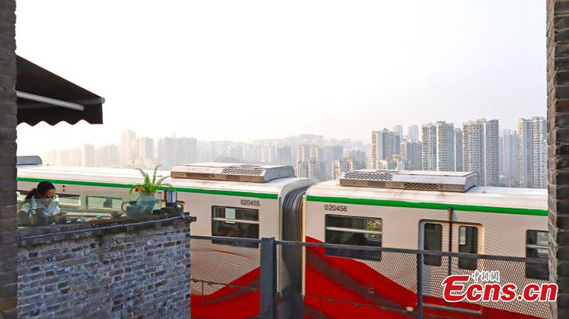 Un edificio centenario de Chongqing se convierte en una casa de té con vistas al tren ligero
