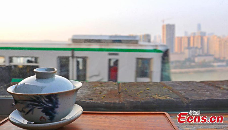 Un edificio centenario de Chongqing se convierte en una casa de té con vistas al tren ligero