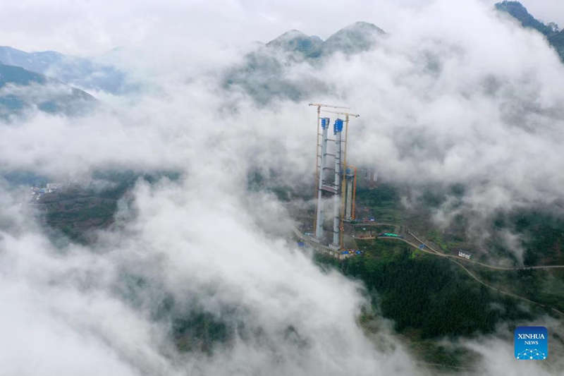 Coronan la torre principal del gran puente del río Tongzi en Guizhou