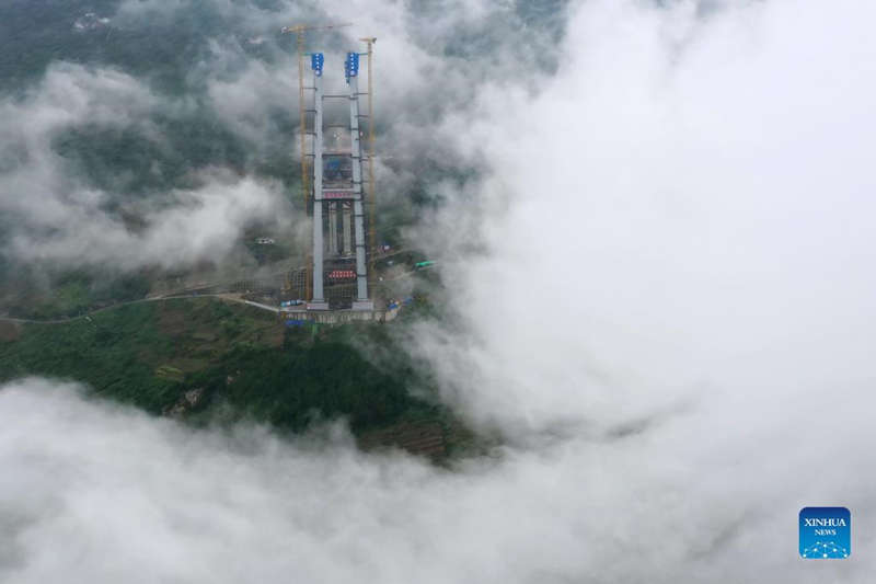 Coronan la torre principal del gran puente del río Tongzi en Guizhou