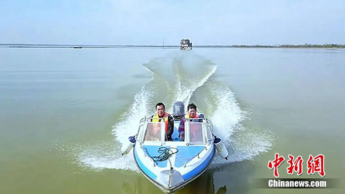 La foto muestra a Wang Ruixue (izquierda) y su colega patrullando el lago Wuhu en Wuhan, provincia de Hubei, en el centro de China. (Foto / Zheng Ziyan)