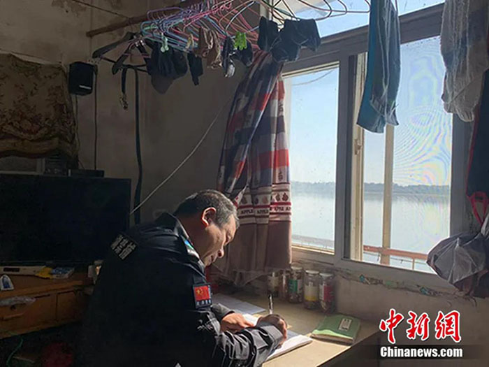Wang Ruixue toma registros de los detalles de las patrullas en su habitación en un edificio en medio del lago Wuhu en Wuhan, provincia de Hubei, en el centro de China. (Foto / Wu Yili)