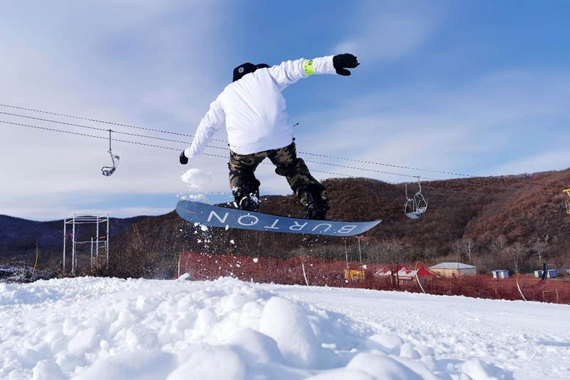 El 15 de noviembre de 2021, un aficionado al snowboard practicó este deporte en la estación de Jinlong en Hulunbuir, región autónoma de Mongolia Interior. Han Yingqun / Pueblo en Línea