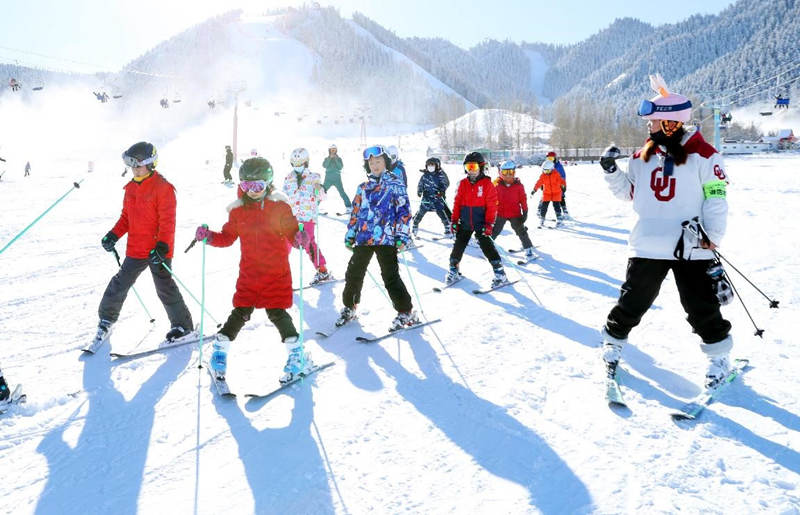 El 20 de noviembre de 2021, los niños aprendieron a esquiar en la estación del Resort Internacional de Esquí de la Franja y la Ruta en Urumqi. Zhang Xiuke / Pueblo en Línea
