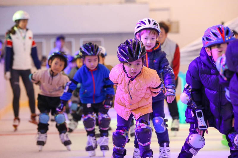 El 19 de noviembre de 2021, en la ciudad de Xiangyang, provincia de Hubei, los niños aprendieron a patinar en la pista de patinaje de Chuxing en el centro deportivo de Xiangyang. Yang Dong / Pueblo en Línea
