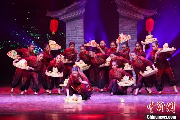 Los estudiantes de Zhao Jing realizan una rutina de baile durante una actuación artística nacional para personas discapacitadas. (Foto: Chinanews.com/ Wu Junjie)