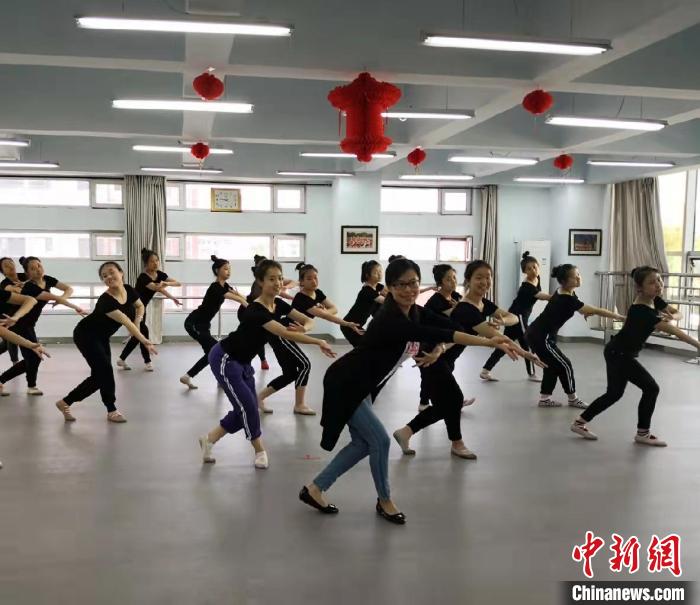 Zhao Jing (al frente) enseña a sus estudiantes a bailar en la Escuela para Sordos en Taiyuan, provincia de Shanxi. (Foto: cortesía de Zhao Jing)