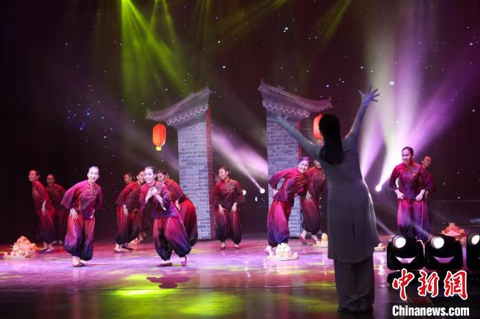 Los estudiantes de Zhao Jing realizan una rutina de baile durante una actuación artística nacional para personas discapacitadas. (Foto: Chinanews.com/ Wu Junjie)