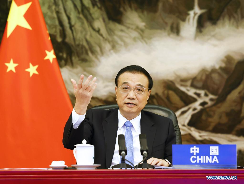 El primer ministro chino, Li Keqiang, asiste a la 13ª cumbre de la Reunión Asia-Europa, a través de un enlace de video en el Gran Palacio del Pueblo, en Beijing, capital de China, el 25 de noviembre de 2021. (Xinhua/Huang Jingwen)