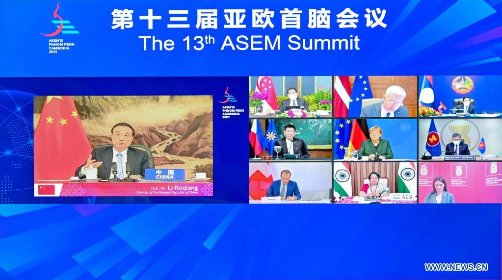  El primer ministro chino, Li Keqiang, asiste a la 13ª cumbre de la Reunión Asia-Europa, a través de un enlace de video en el Gran Palacio del Pueblo, en Beijing, capital de China, el 25 de noviembre de 2021. (Xinhua/Zhai Jianlan)