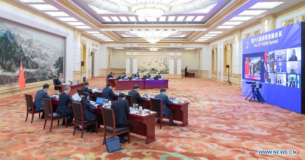 El primer ministro chino, Li Keqiang, asiste a la 13ª cumbre de la Reunión Asia-Europa, a través de un enlace de video en el Gran Palacio del Pueblo, en Beijing, capital de China, el 25 de noviembre de 2021. (Xinhua/Zhai Jianlan)