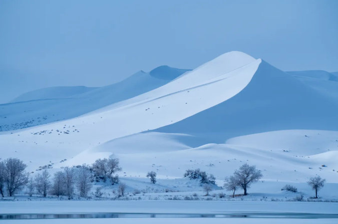 Nieva en el desierto de Taklamakán