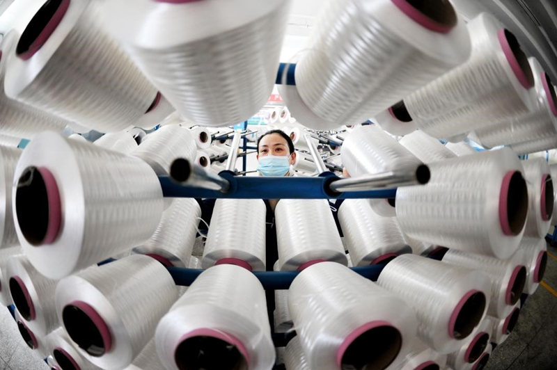 El 24 de noviembre de 2021, los trabajadores produjeron productos de exportación en el taller de una fábrica de material compuesto y fibra de polietileno de peso molecular ultra alto en Lianyungang. Wang Chun / Pueblo en Línea