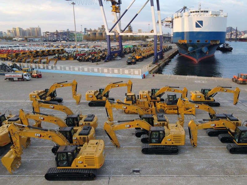 El 28 de noviembre de 2021, imagen de una gran cantidad de vehículos de maquinaria pesada para su exportación en el puerto de Yantai, puerto de Shandong, a la espera de su envío. Tang Ke / Pueblo en Línea