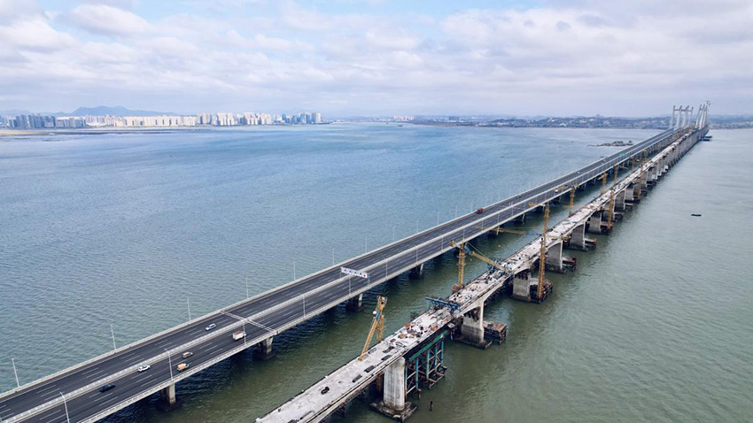 Este martes quedó listo un nuevo puente sobre el mar para el ferrocarril de alta velocidad que unirá a Fuzhou con Xiamen, dos ciudades de la provincia de Fujian. Este avance constructivo es vital para inaugurar dentro de dos años la importante ruta. [Foto: Yu Shanfang/ Chinadaily.com.cn]