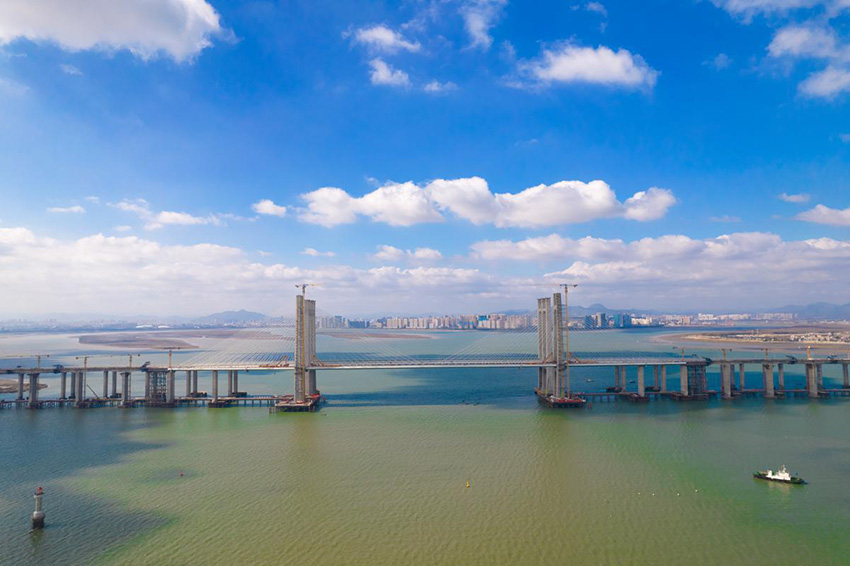 Este martes quedó listo un nuevo puente sobre el mar para el ferrocarril de alta velocidad que unirá a Fuzhou con Xiamen, dos ciudades de la provincia de Fujian. Este avance constructivo es vital para inaugurar dentro de dos años la importante ruta. [Foto: Yu Shanfang/ Chinadaily.com.cn]