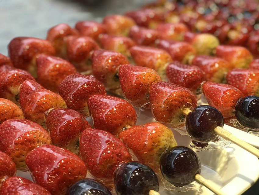 Un nuevo tipo de bingtanghulu: fresas recubiertas de azúcar. [Foto : Baishi/ Chinadaily.com.cn]