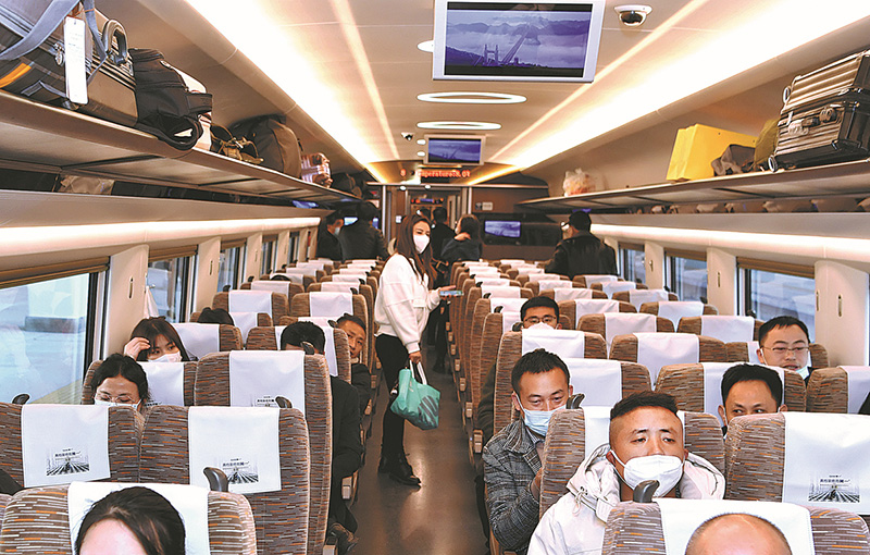 Los pasajeros toman el primer tren que opera en el ferrocarril de alta velocidad Zhangjiajie-Jishou-Huaihua en Jishou, provincia de Hunan, 6 de diciembre del 2021. [Foto: Guo Liliang/ China Daily]