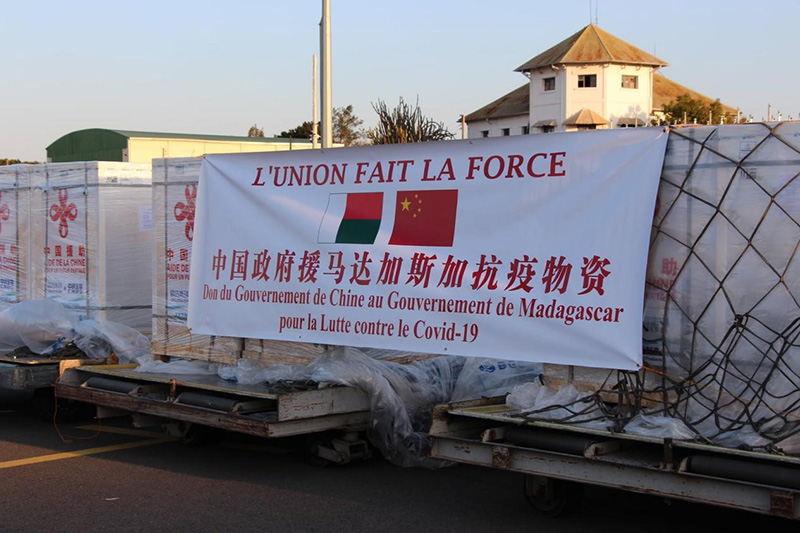 El 24 de septiembre de 2021, el gobierno chino ayudó a Madagascar con la entrega del primer lote de 300.000 dosis de la vacuna contra el COVID-19 de Sinopharm en la capital, Antananarivo. Fuente de la imagen: Embajada de China en Madagascar