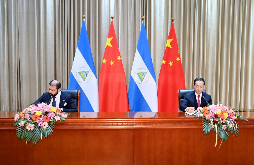  China y Nicaragua firman el Comunicado Conjunto entre la República Popular China y la República de Nicaragua sobre el Restablecimiento de Relaciones Diplomáticas, en Tianjin, en el norte de China, el 10 de diciembre de 2021. (Xinhua/Yue Yuewei)