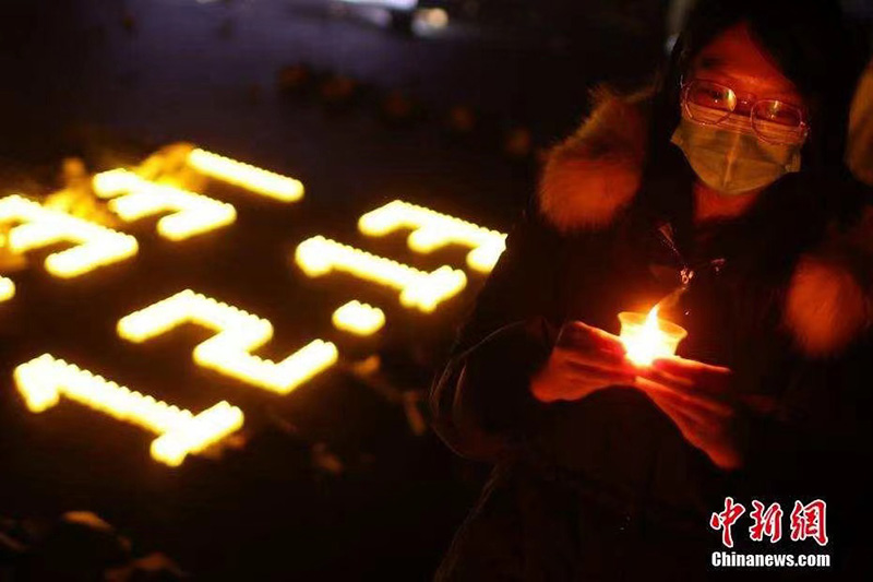 Profesores y estudiantes de Nanjing encienden velas para conmemorar a los compatriotas