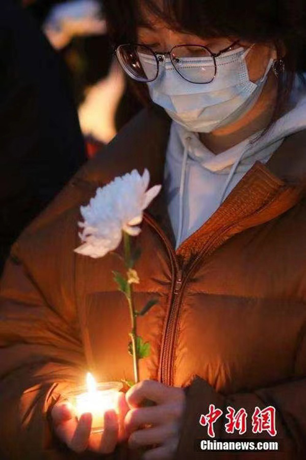 Profesores y estudiantes de Nanjing encienden velas para conmemorar a los compatriotas