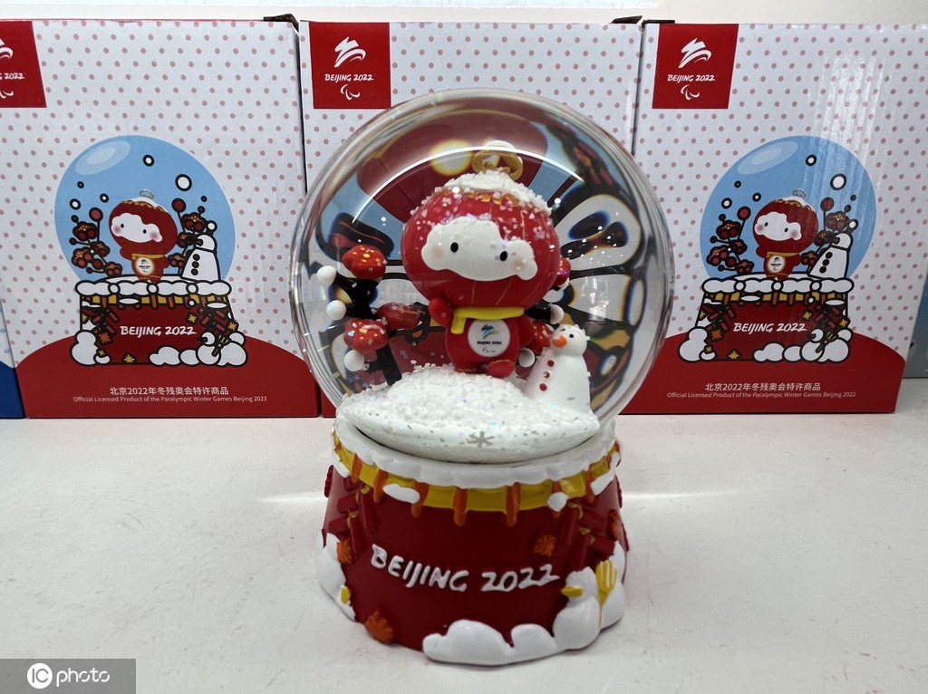 Un producto vinculado a los Juegos Olímpicos Beijing 2022 se exhibe en una tienda oficial del Palacio de Verano de Beijing, 11 de diciembre del 2021. [Foto: IC]