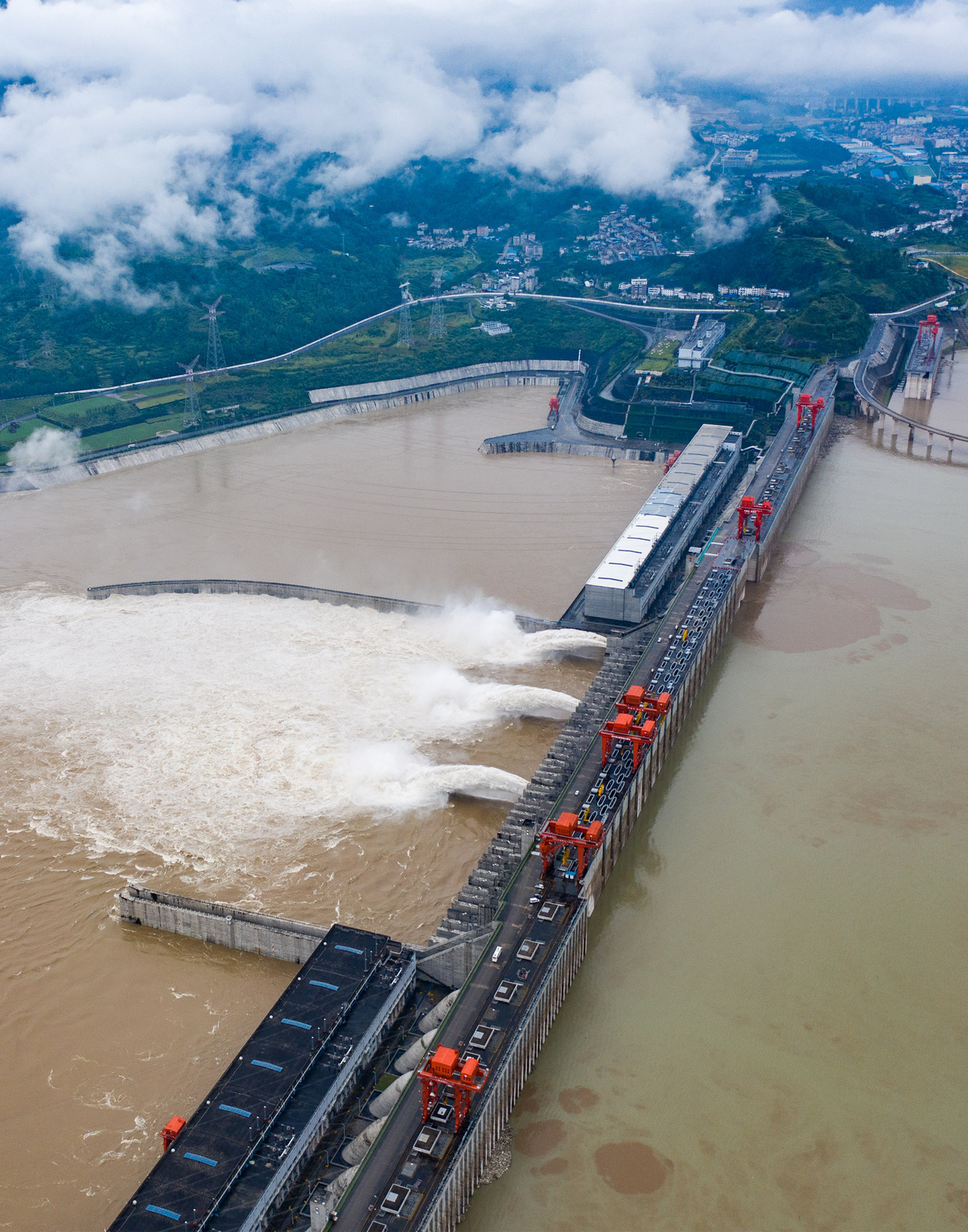 La presa de las Tres Gargantas en Yichang, provincia de Hubei, descarga aguas de inundación el 2 de julio de 2020. [Foto/Xinhua]