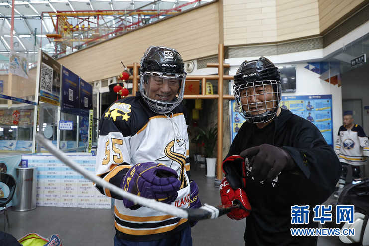 Cao Gang y su equipo de hockey de ancianos