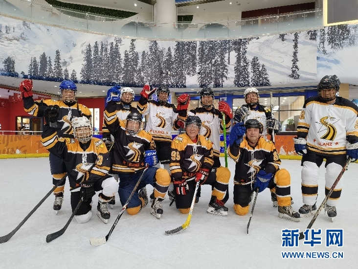 Cao Gang y su equipo de hockey de ancianos