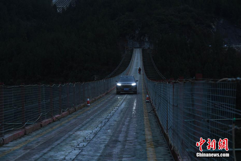 El 17 de diciembre, un vehículo pasó por un puente colgante en las montañas del distrito Wulong, ciudad de Chongqing.