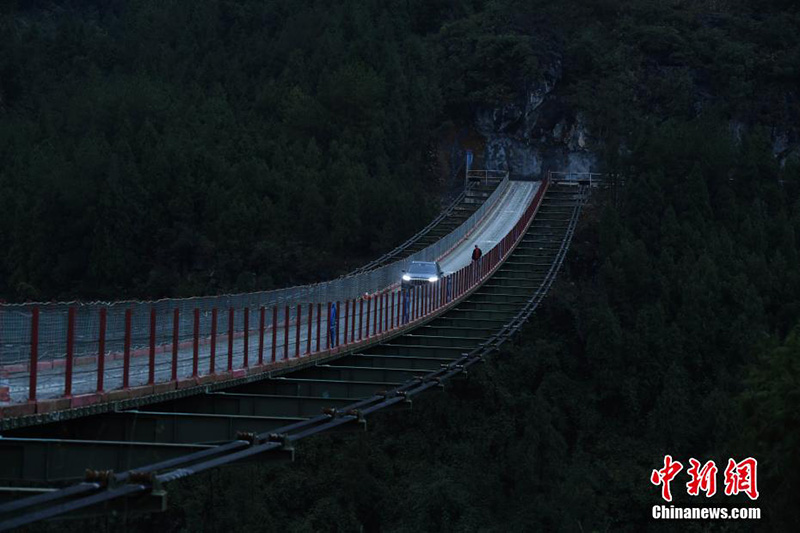 El 17 de diciembre, un vehículo pasó por un puente colgante en las montañas del distrito Wulong, ciudad de Chongqing.