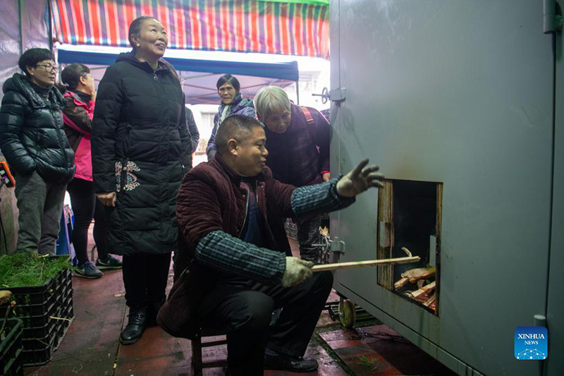Hornos sin humo reducen la contaminación del aire en Chongqing