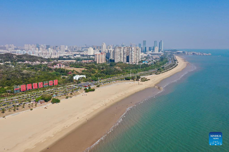 La foto aérea tomada el 12 de diciembre del 2021 muestra la vista costera de Xiamen, provincia de Fujian.