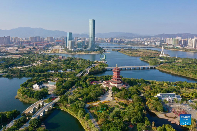 La foto aérea tomada el 8 de diciembre del 2021 muestra una vista de la ciudad de Xiamen,  provincia de Fujian. 
